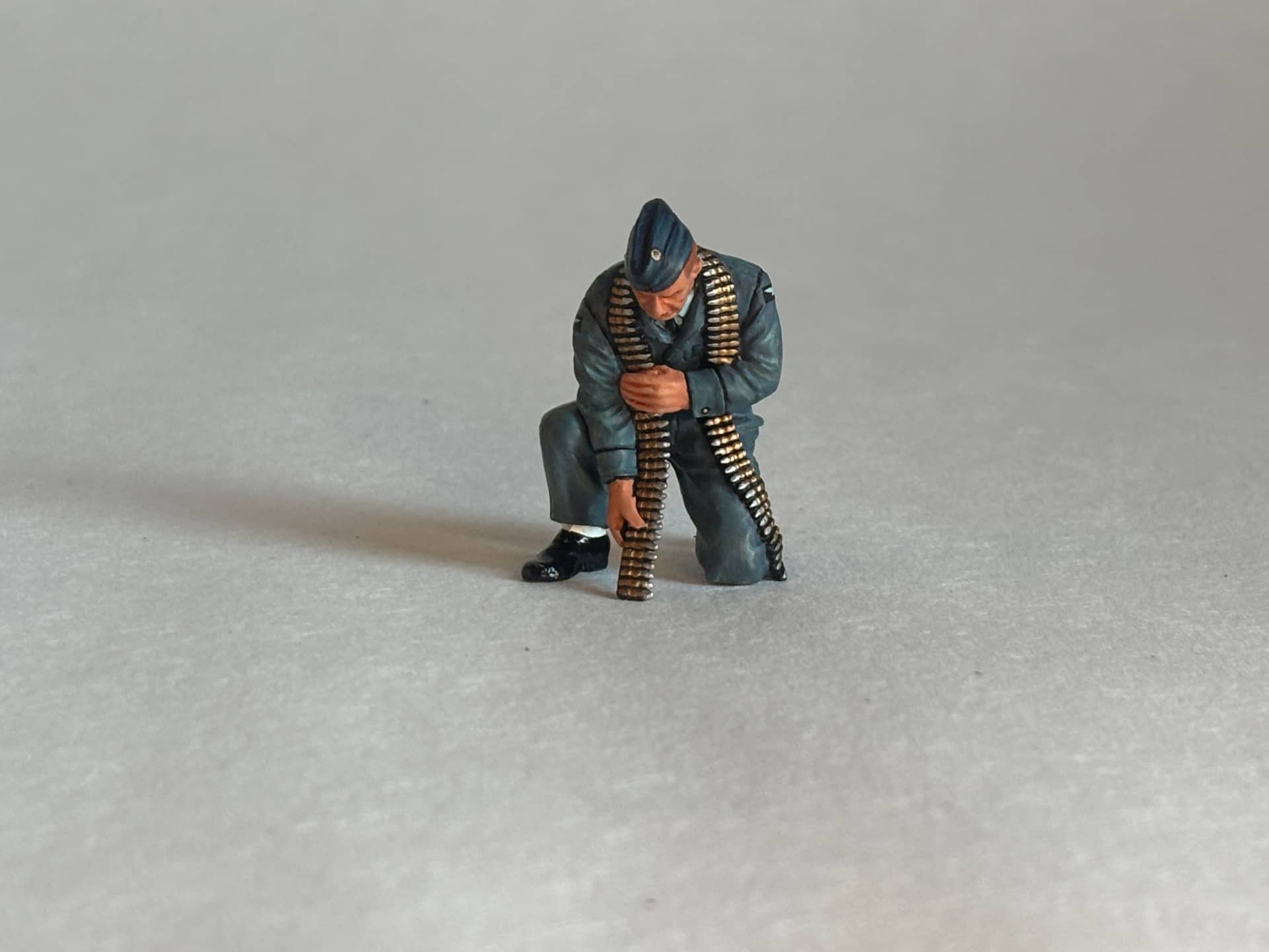King & Country RAF025 RAF Kneeling Armourer