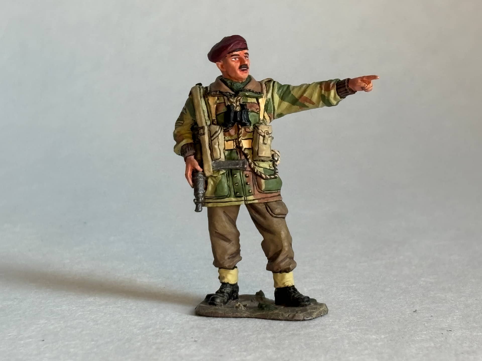 King & Country MG007 Pointing NCO