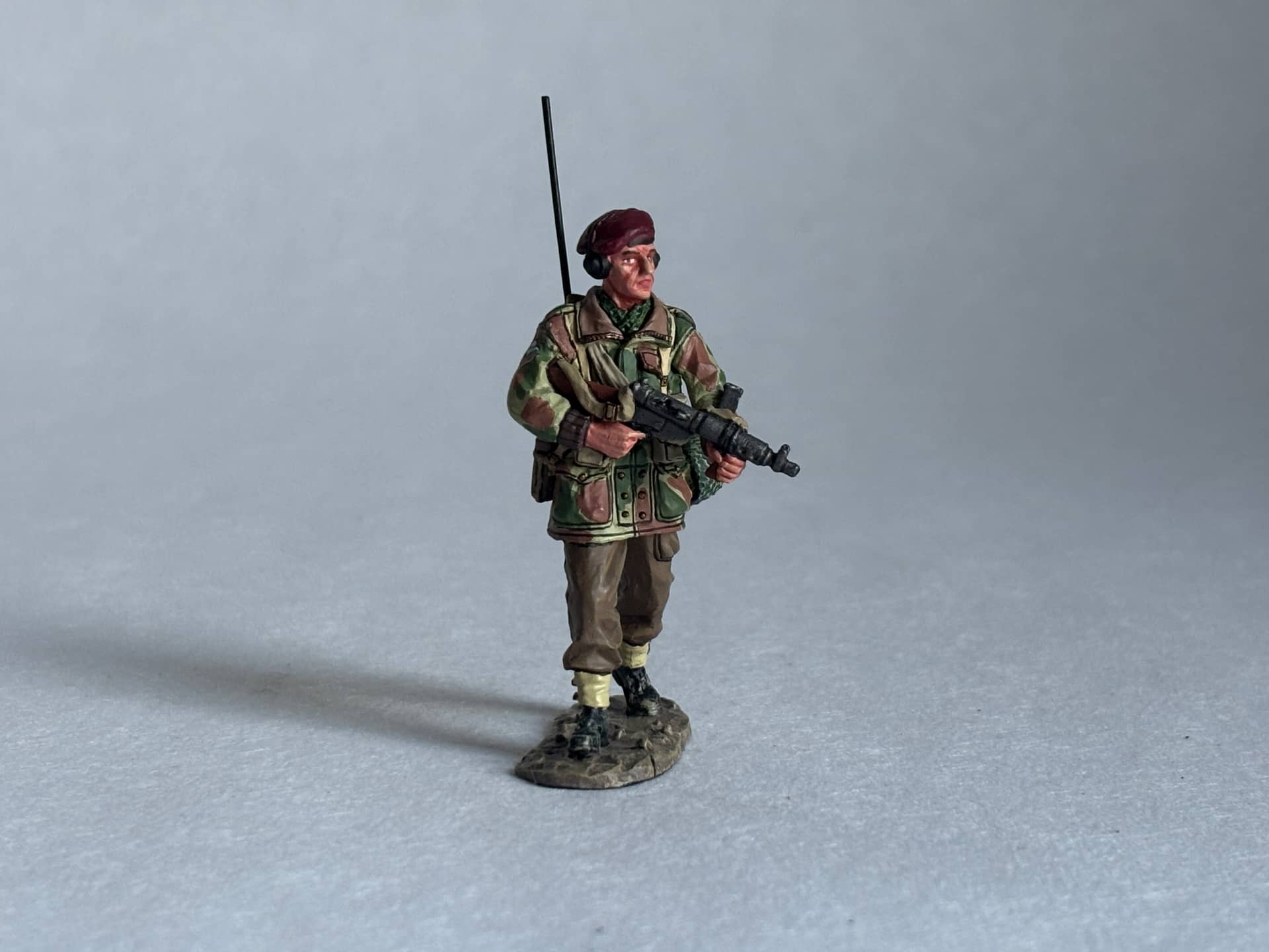 King & Country MG010 Walking Radioman