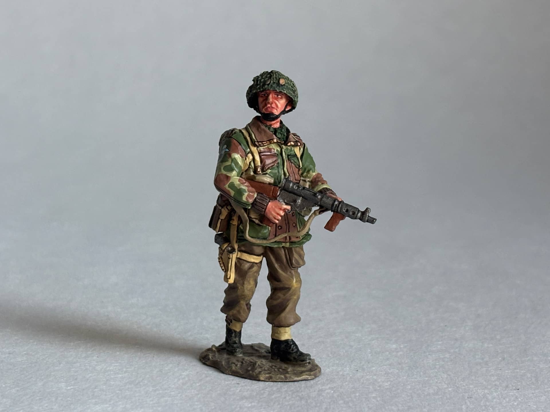 King & Country MG011 Lieutenant with Sten Gun