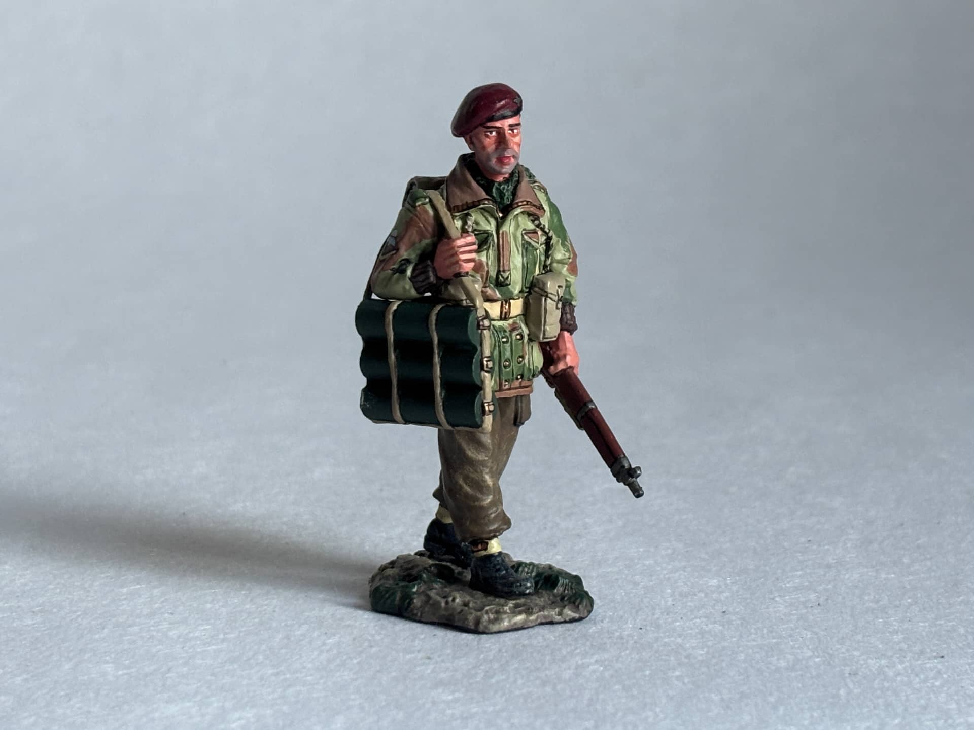 King & Country MG017 Paratrooper with Mortar Bombs