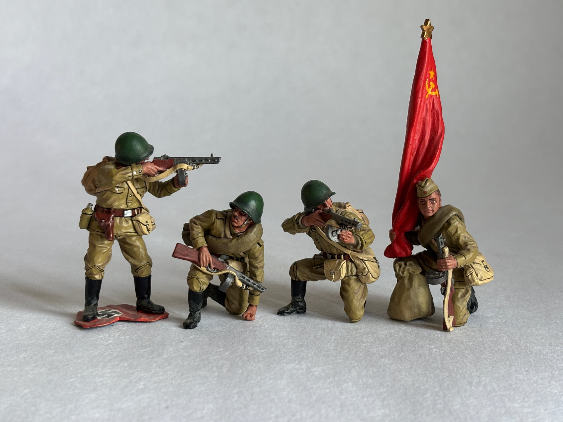 King & Country RA009 Soviet Tank Riders: the piece