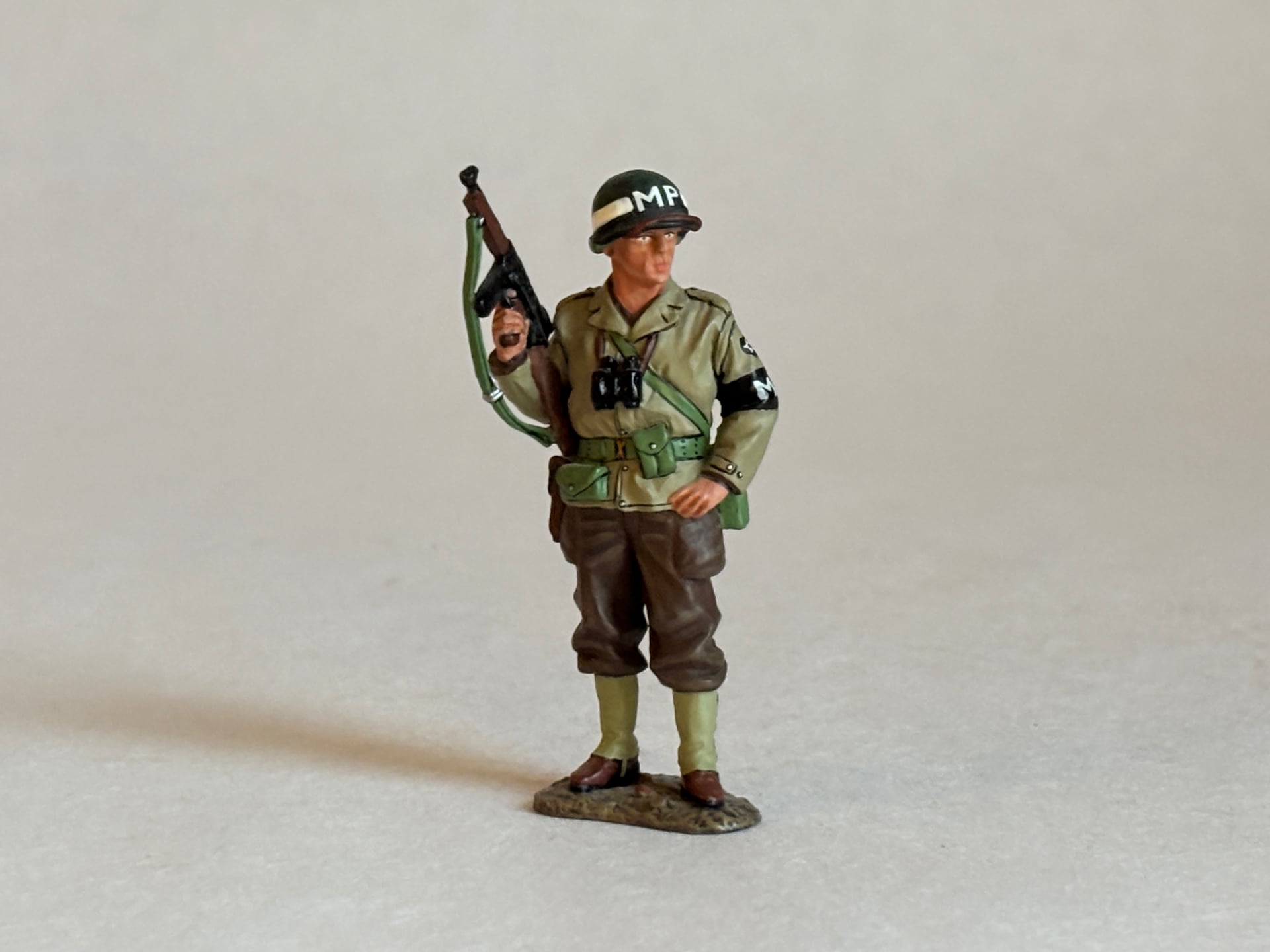 King & Country DD042 Standing MP with Tommy Gun: the piece
