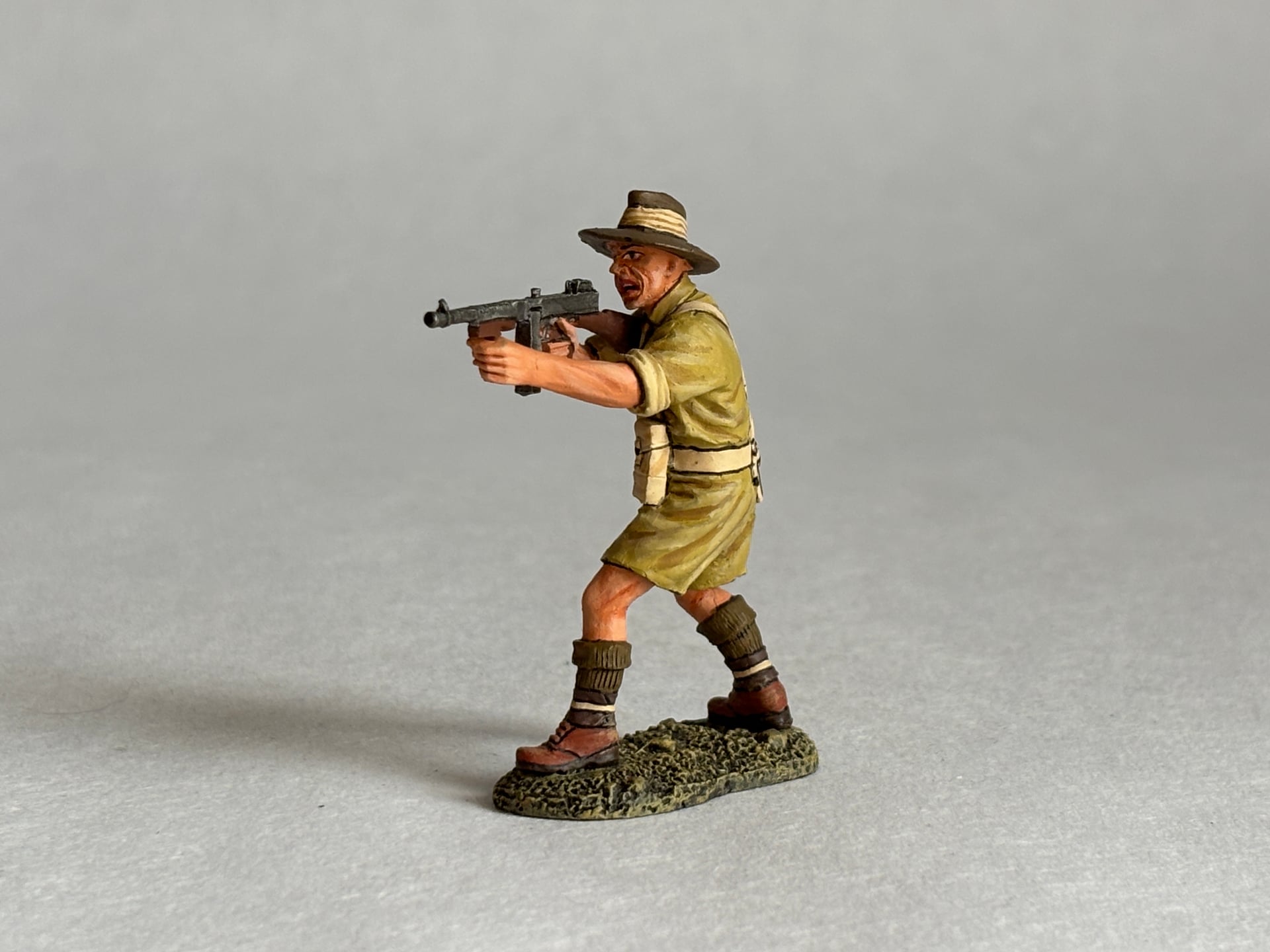 King & Country EA098 Aussie Officer with Tommy Gun: the piece