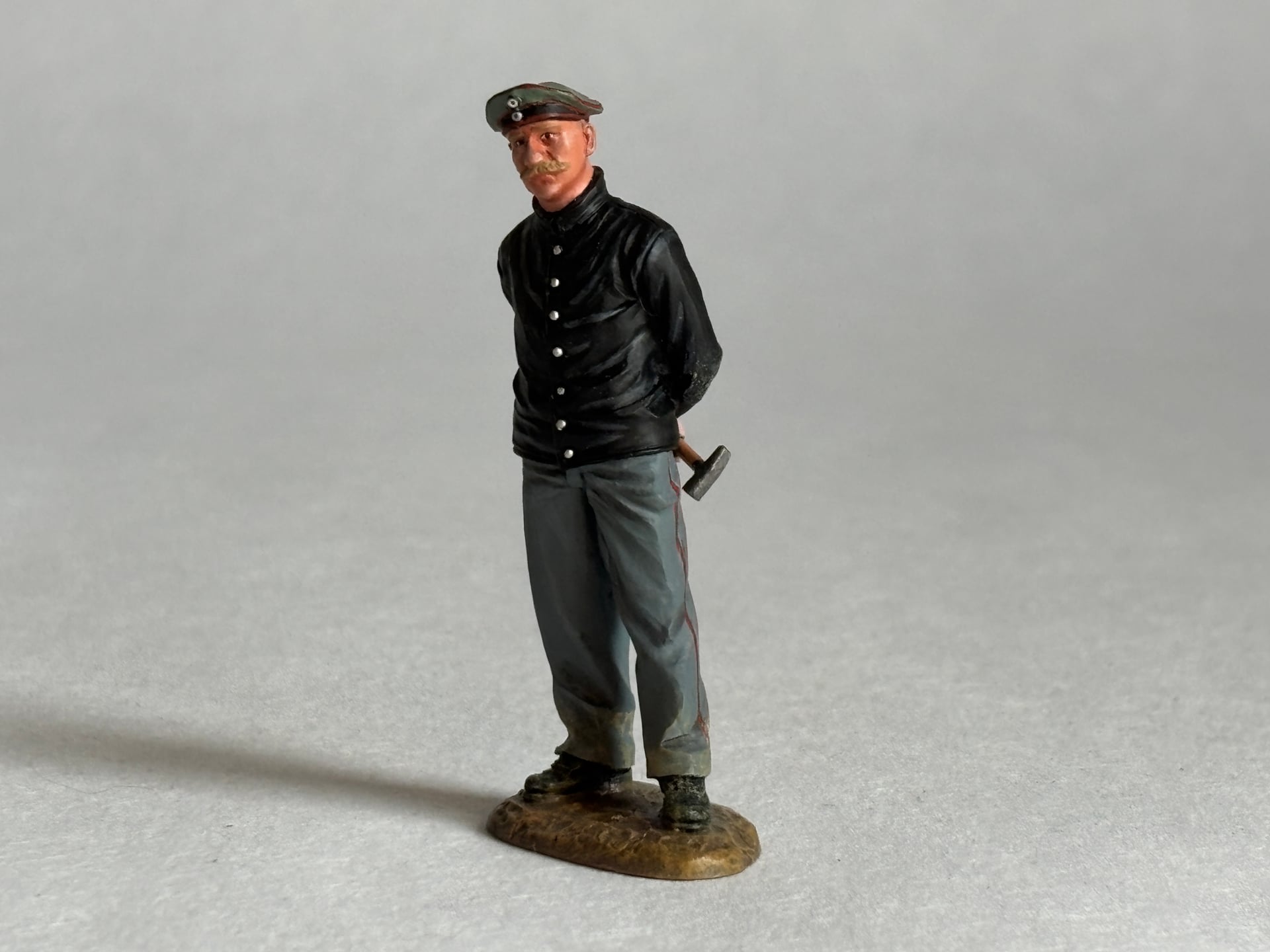 King & Country FW102 Standing Mechanic: the piece