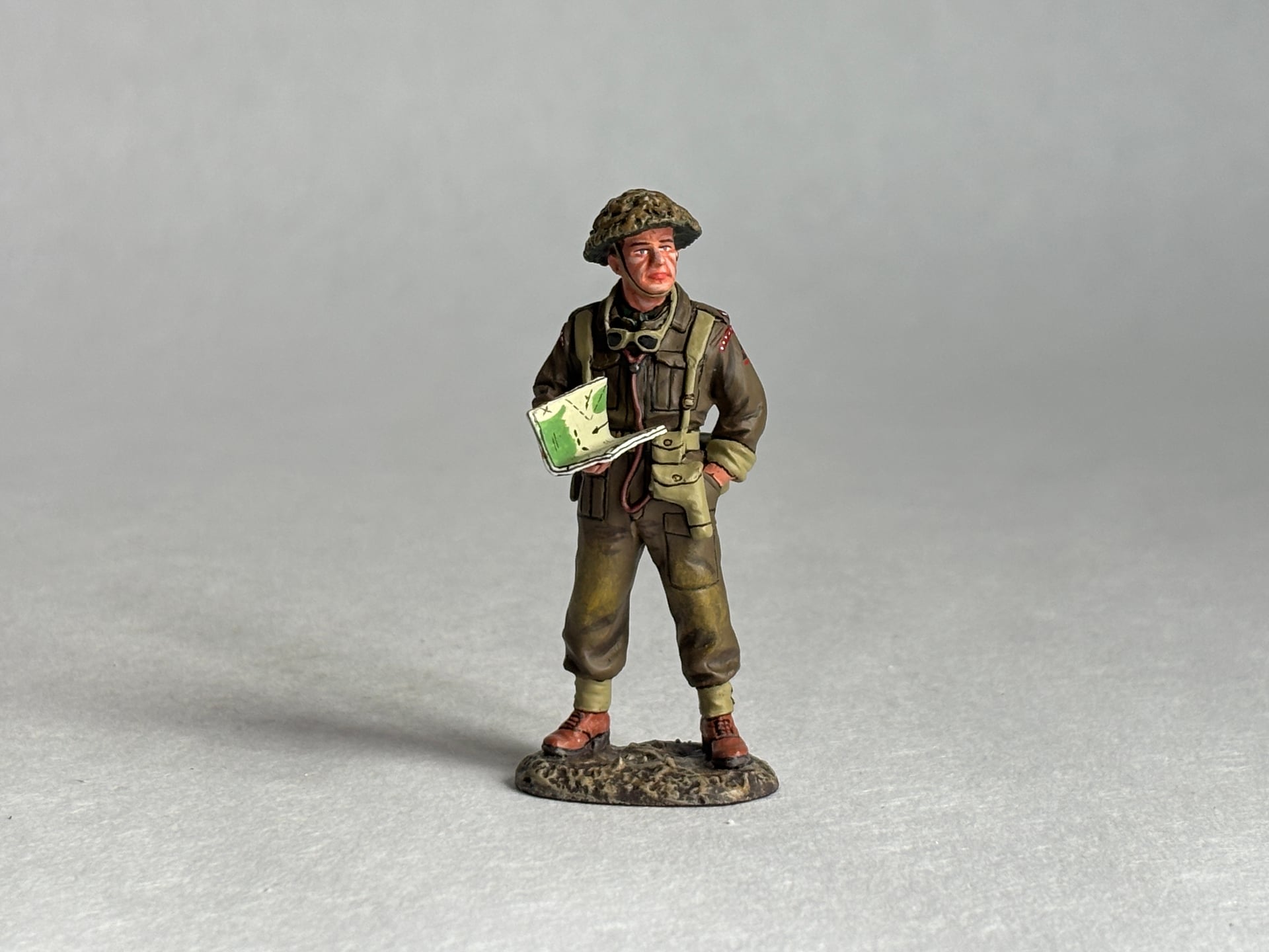 King & Country DD170 Officer with Map Case: the piece
