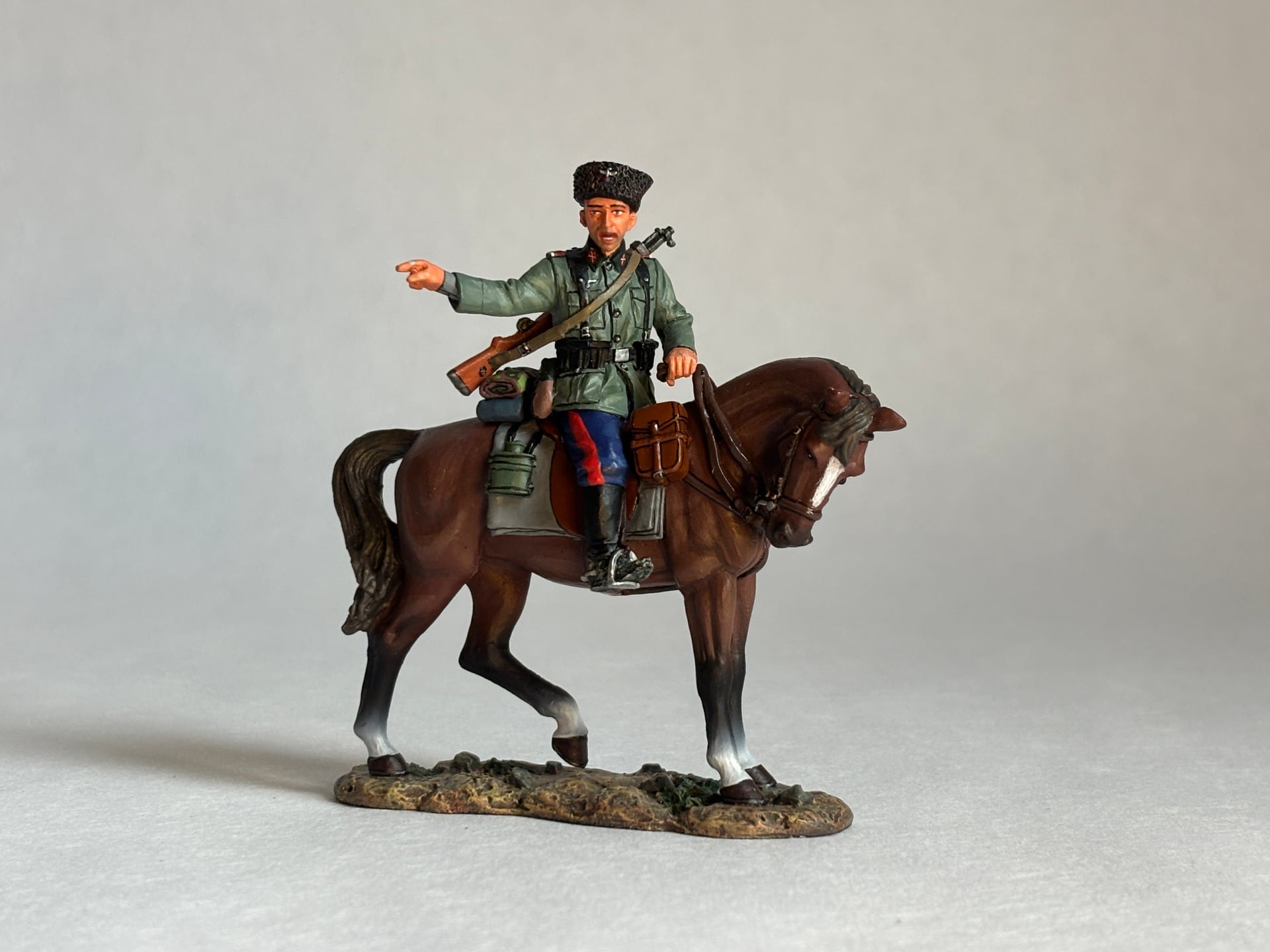 King & Country WS148 Mounted Cossack Pointing: the piece