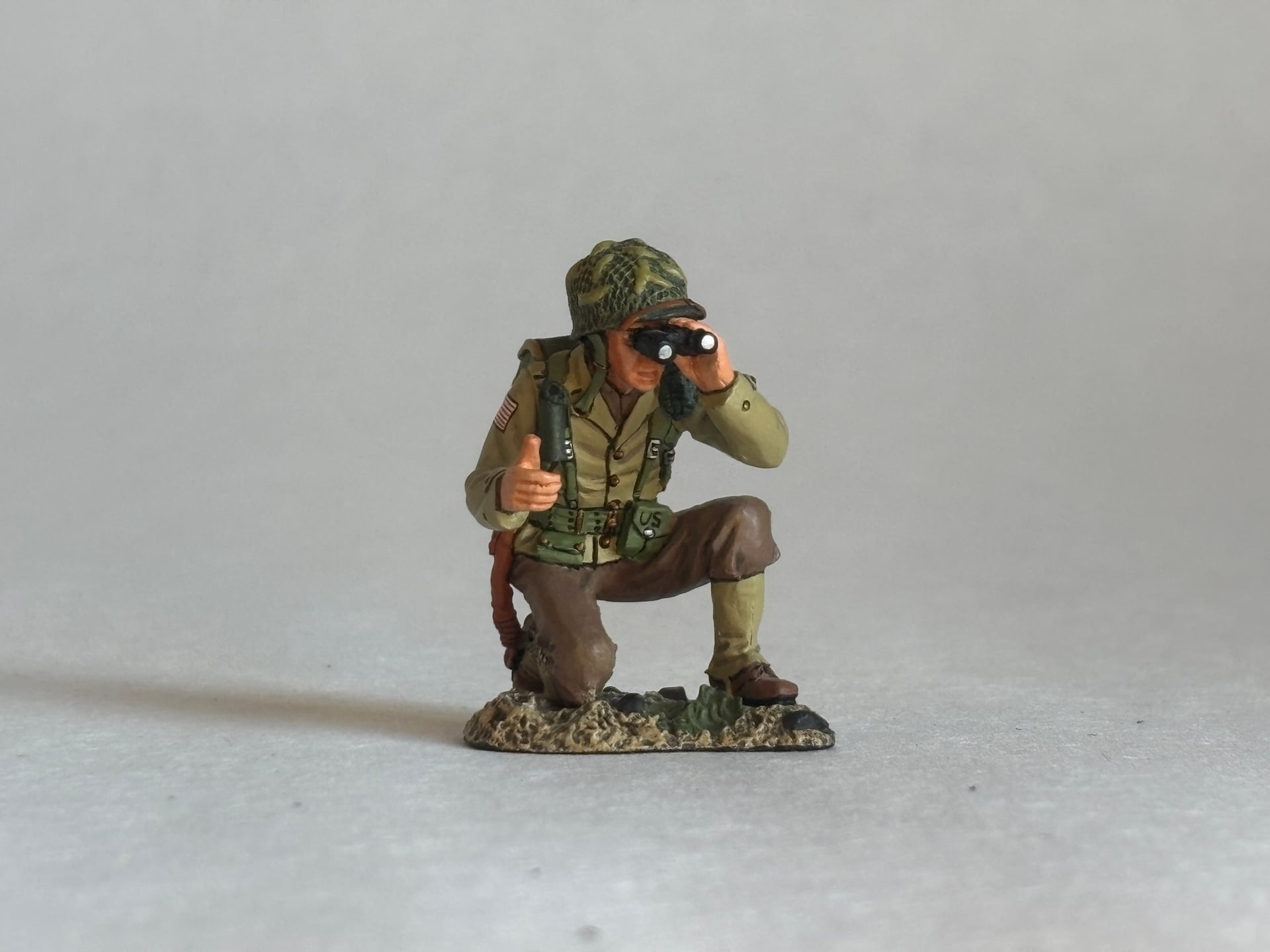 King & Country DD082 Kneeling Officer with Bino: the piece