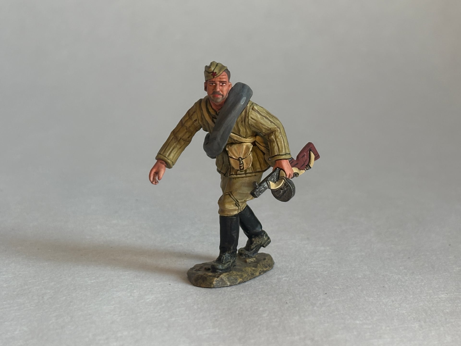 King & Country RA019 Red Army Soldiers Running: the piece