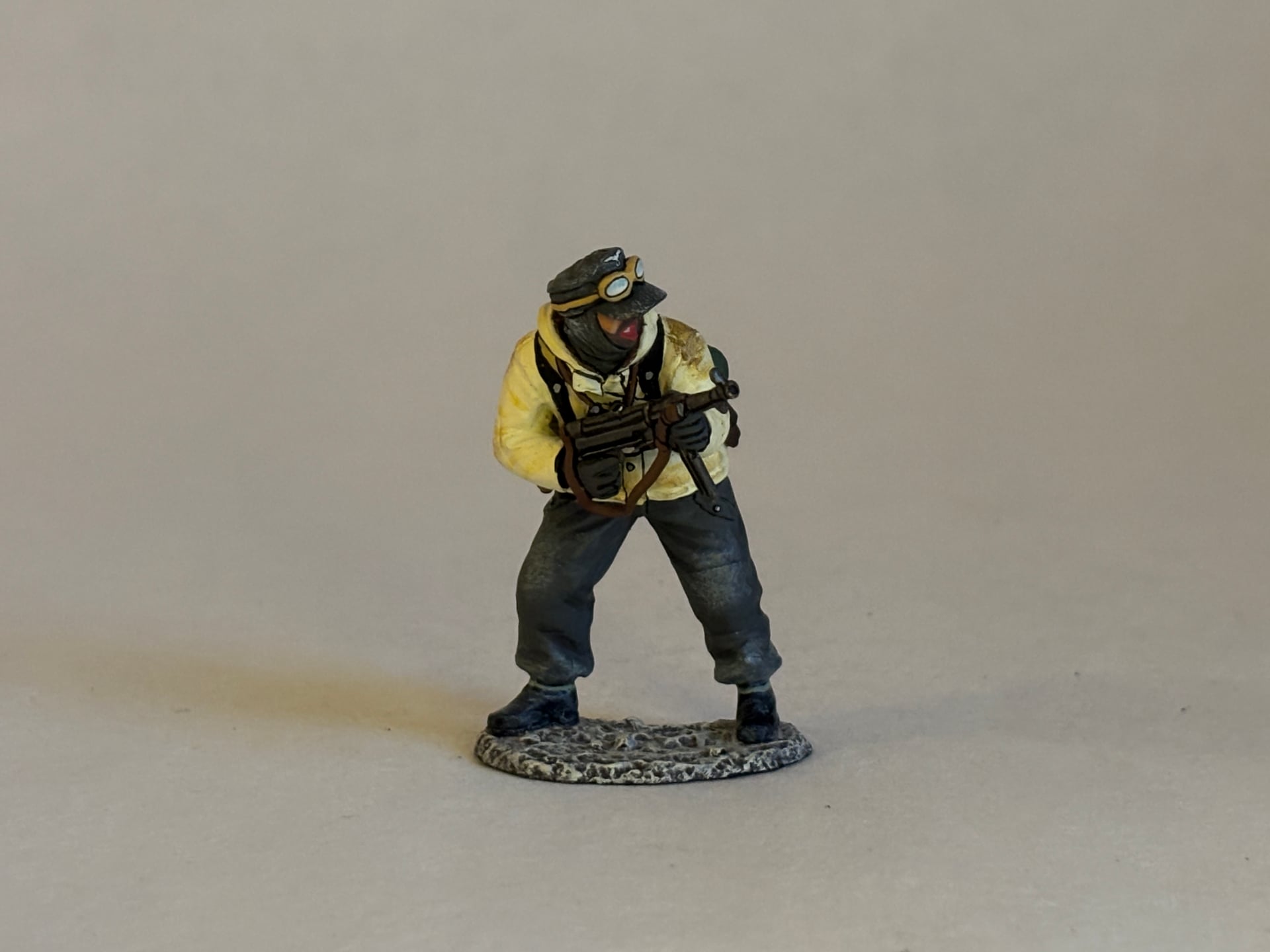 King & Country BBG077 Standing Officer with MP40: the piece
