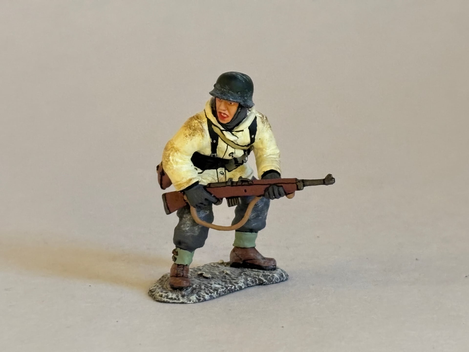 King & Country BBG080 Standing Ready with Rifle: the piece