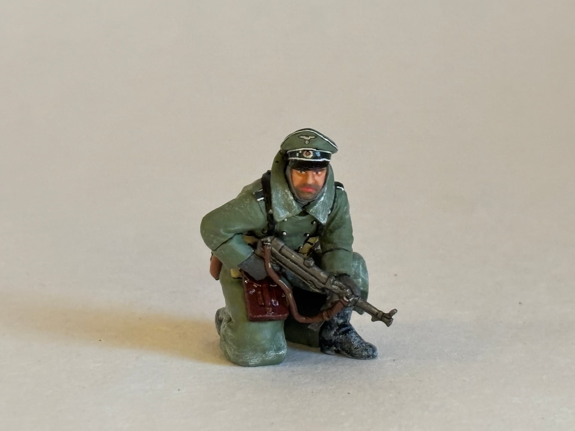 King & Country BBG081 Kneeling Officer with MP40: the piece