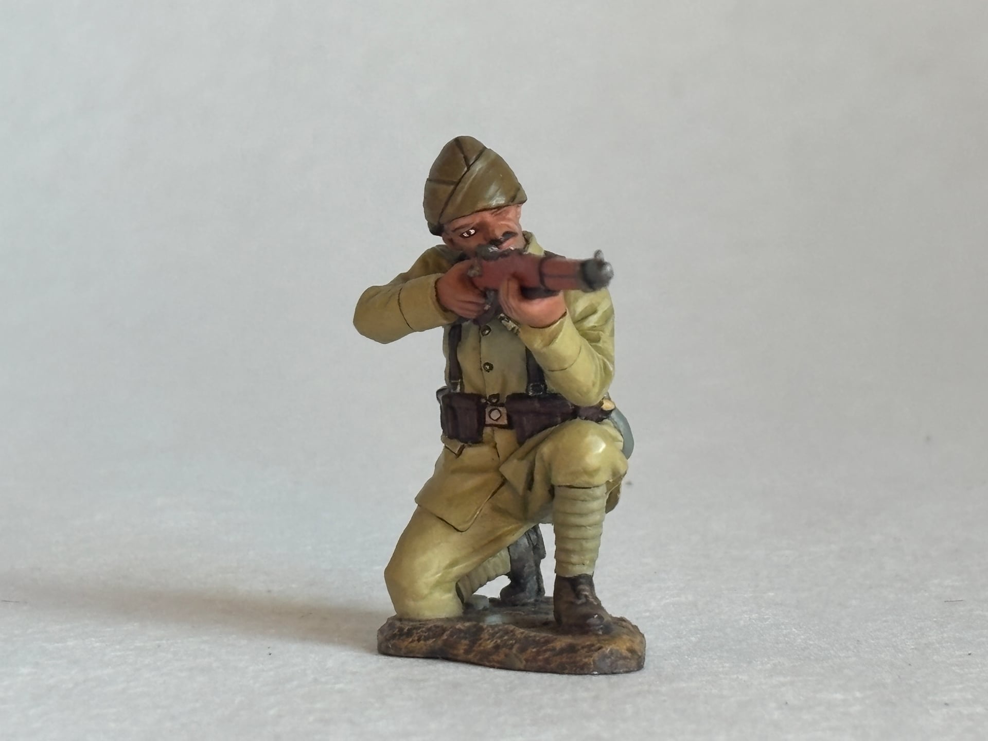 King & Country AL009 Turkish Soldier Kneeling: the piece