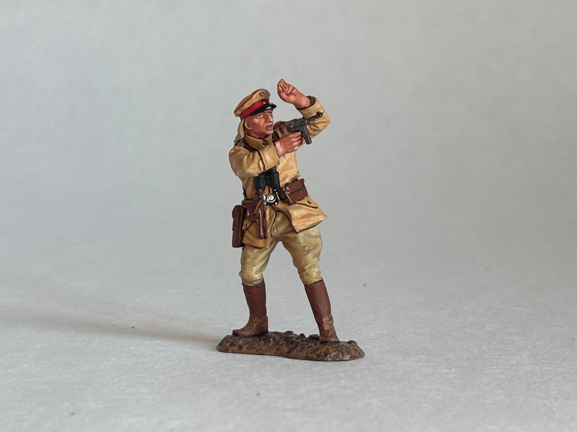 King & Country AL054 German Officer with Pistol: the piece