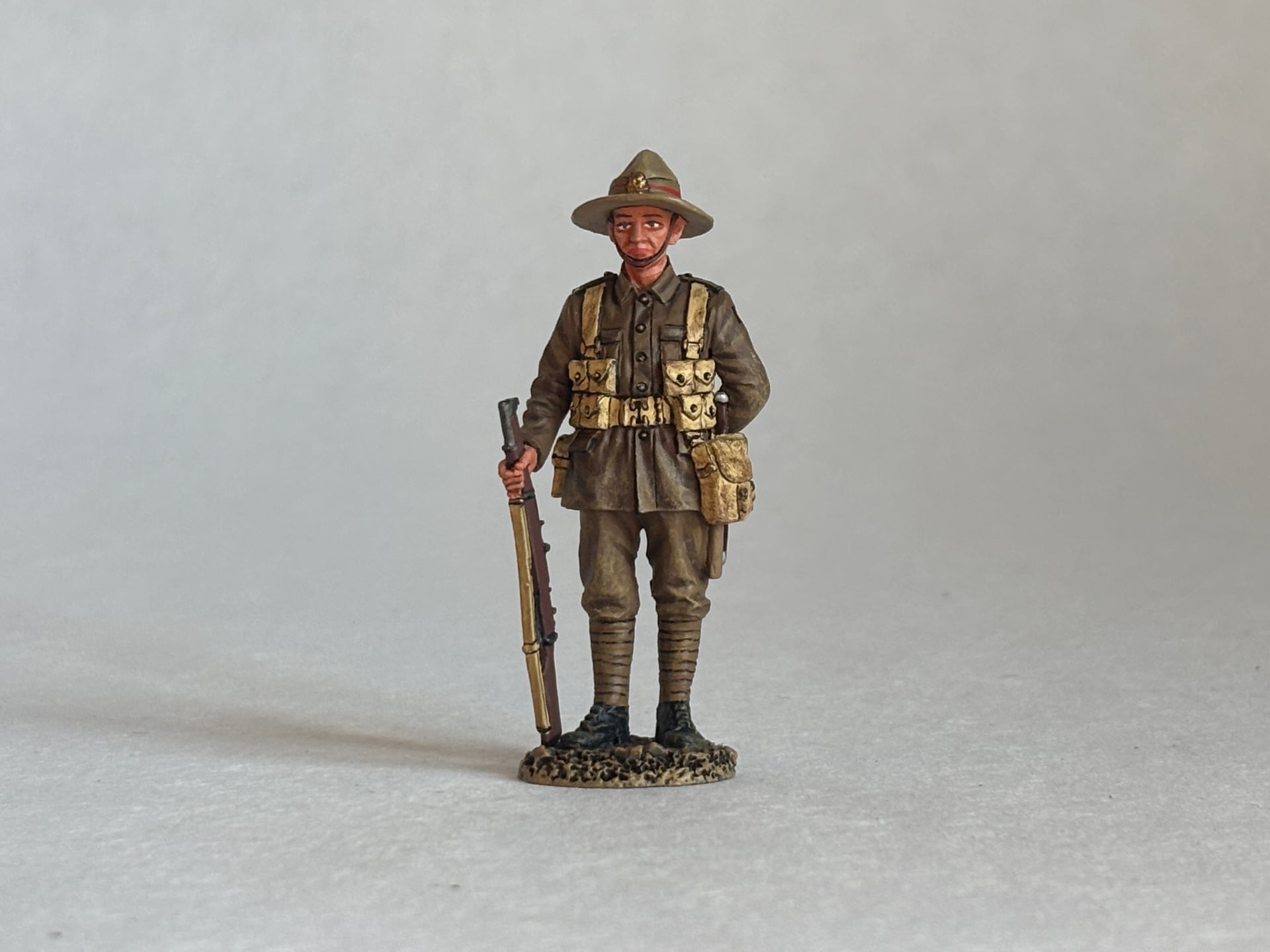 King & Country FW182 New Zealander Stand AT Ease: the piece