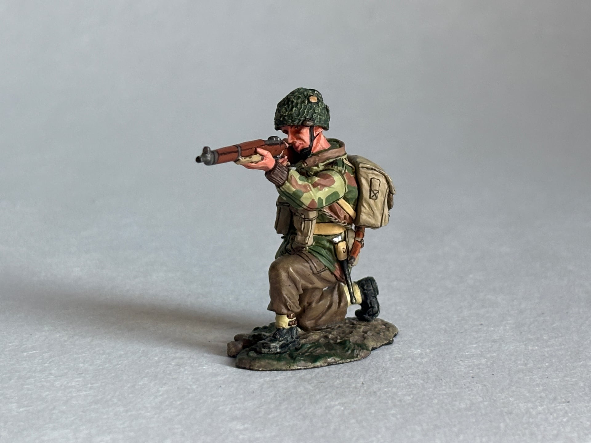 King & Country MG009 Kneeling Firing Rifleman: the piece