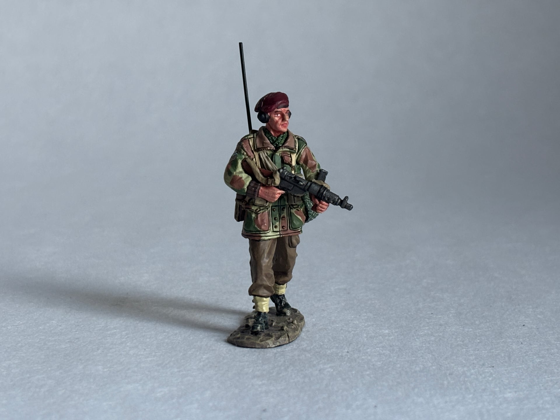 King & Country MG010 Walking Radioman: the piece