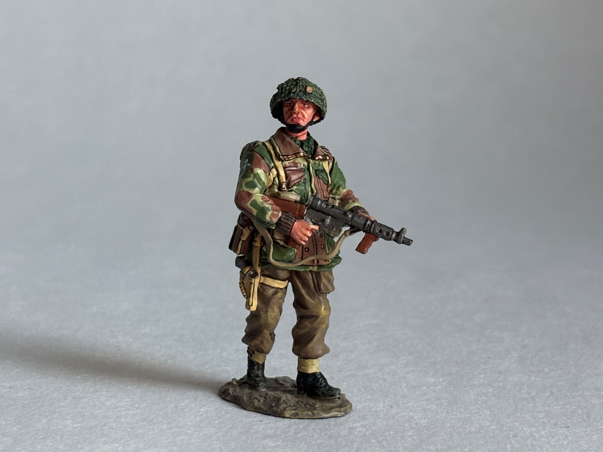 King & Country MG011 Lieutenant with Sten Gun: the piece