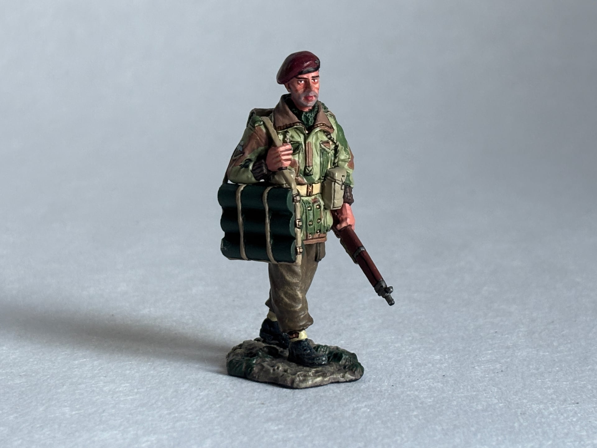 King & Country MG017 Paratrooper with Mortar Bombs: the piece