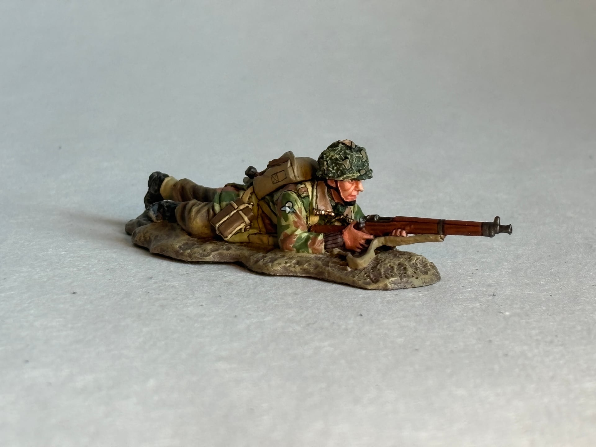 King & Country MG022 Lying Firing Rifleman: the piece