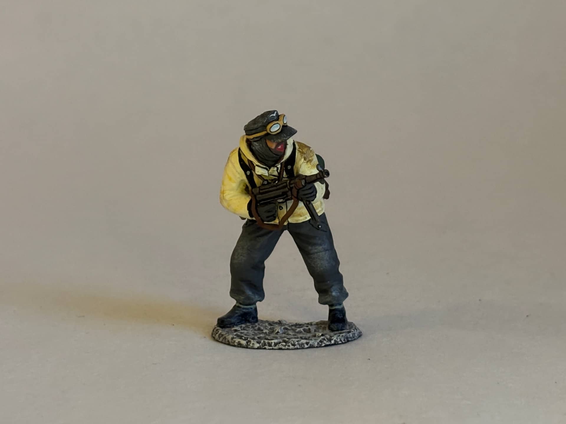 King & Country BBG077 Standing Officer with MP40
